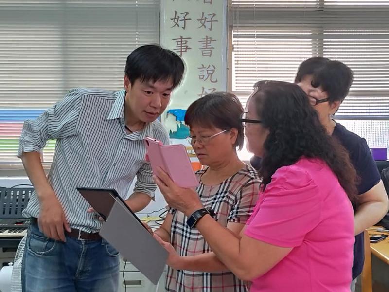 老師教我們用平板拍照
