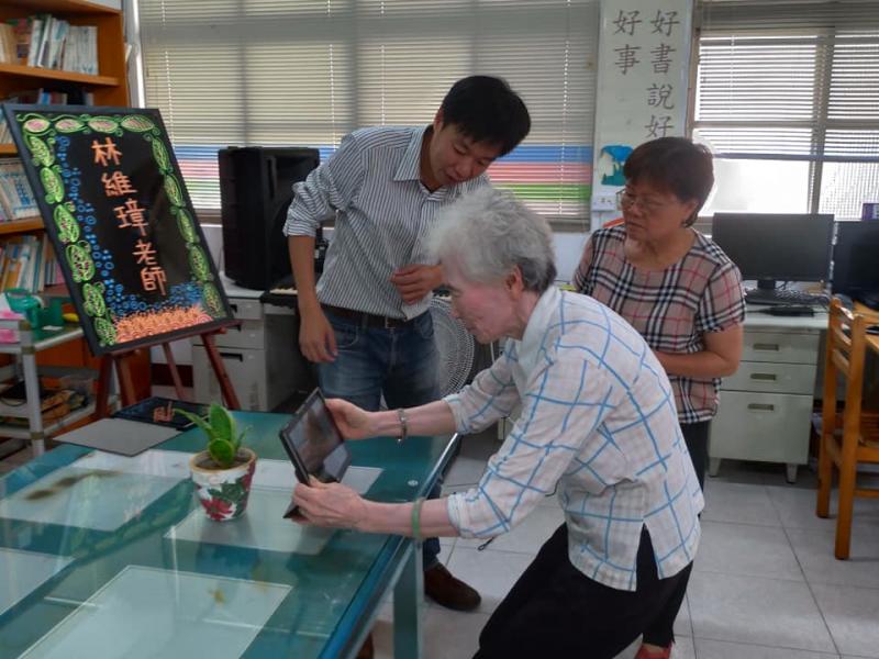 我90歲，我會用平板拍照。