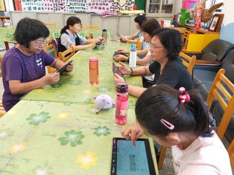 社區民眾結伴到站使用資訊設備