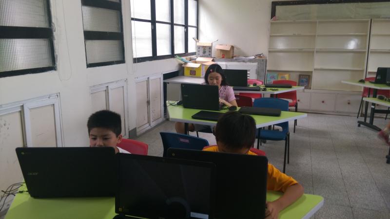 每個同學都聚精會神在完成作業。