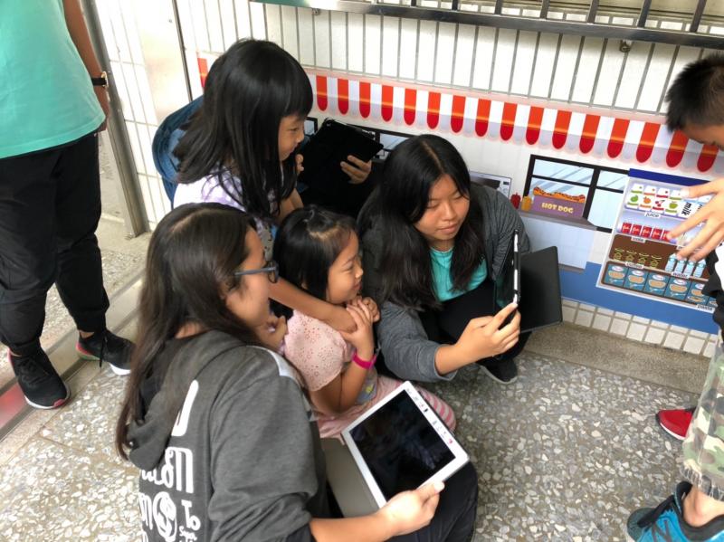 志工指導學生利用AR