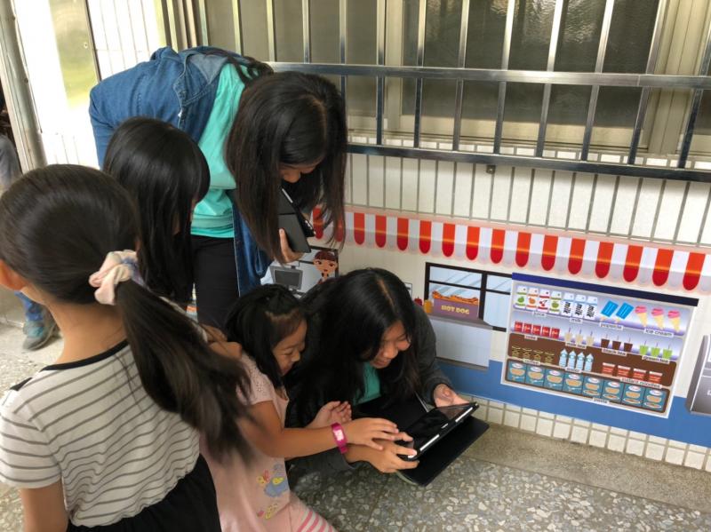 志工指導學生利用AR
