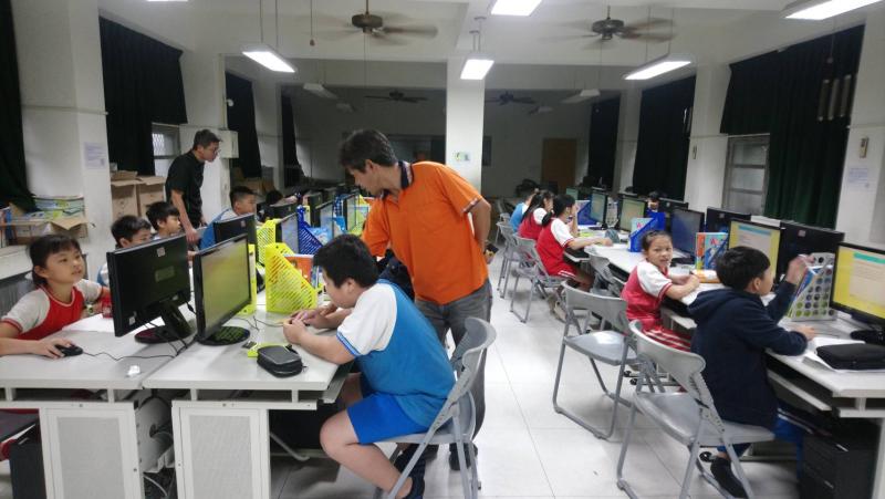 教師指導學生操作網頁介面