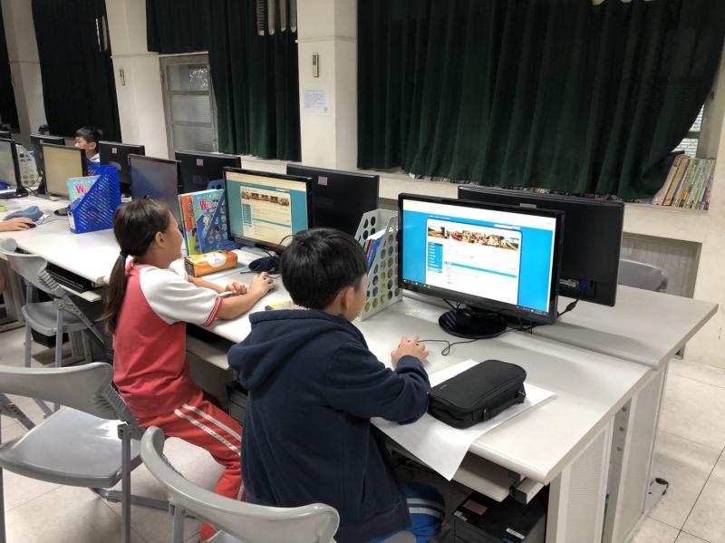 學生開始進行互動式試題練習