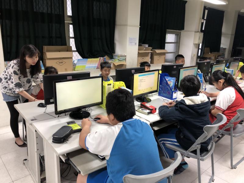 教師行間巡視操作有問題的學生進行練習