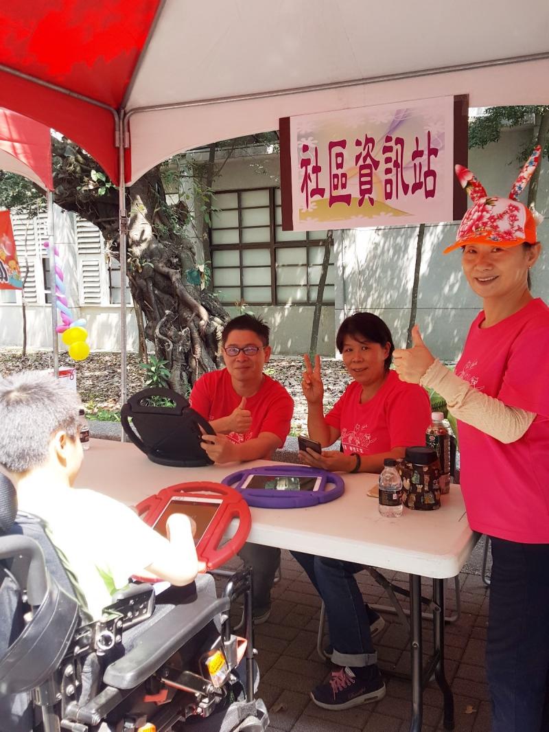 志工在替來學習的孩子做說明