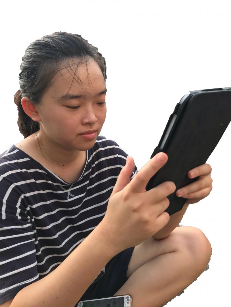 陪爺爺來社區走走的孫子