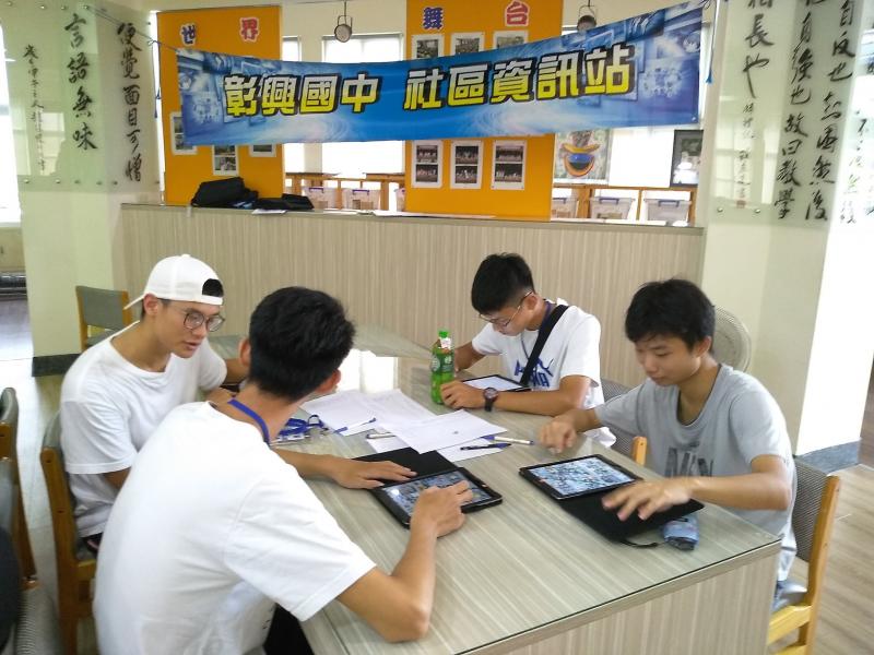 校友回校，社區站真是一個情感交流的溫暖地方。