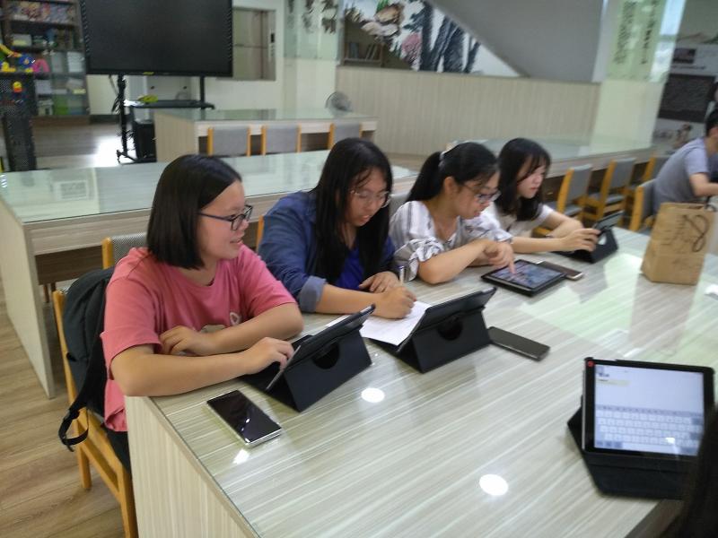 校友回校，社區站真是一個情感交流的溫暖地方。