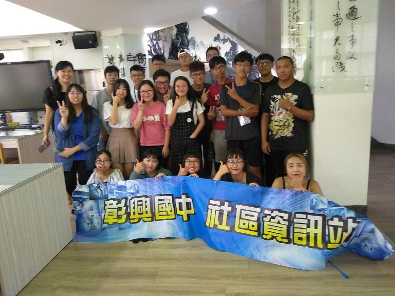 校友回校，社區站真是一個情感交流的溫暖地方。