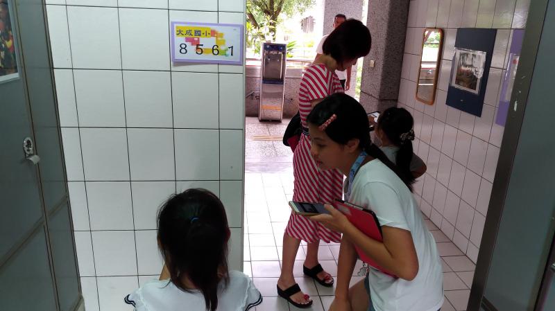 學生帶著資訊站平板到廁所尋找密碼