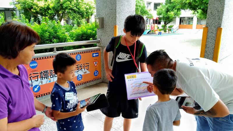 密碼就在紙板上，學生要數糖果解題