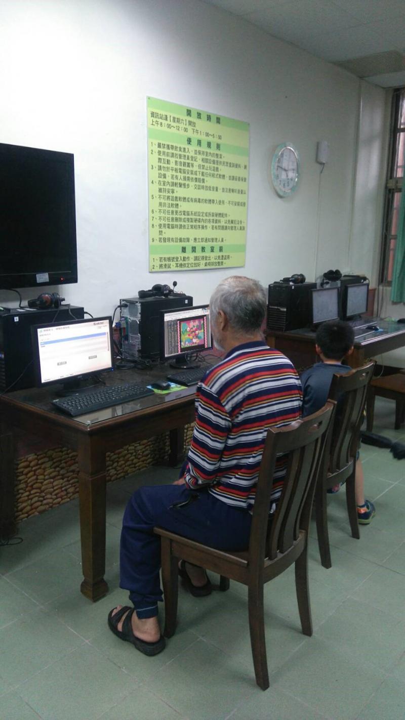 民眾使用資訊站