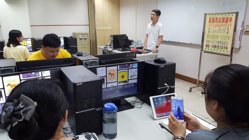 學員藉由電腦螢幕操作載具