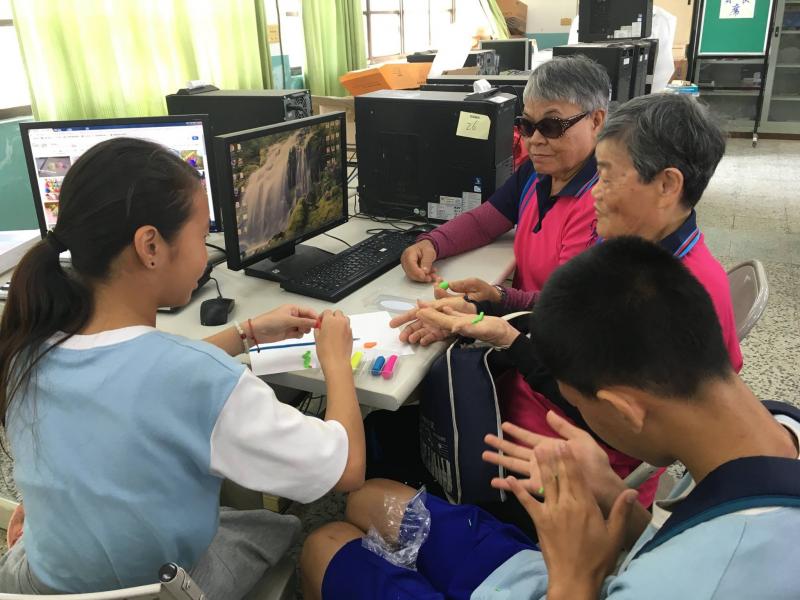 學生協助社區長輩查資料,並共同創作黏土作品