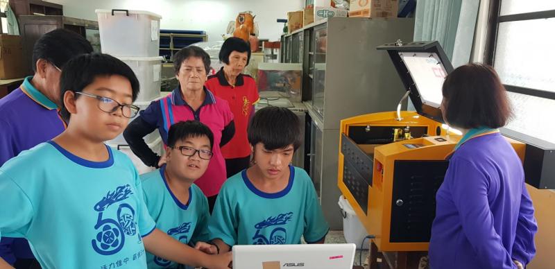學生協助社區長輩以雷雕機製作私章2