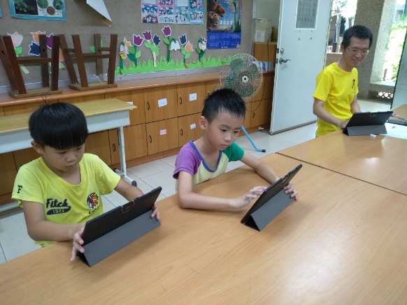孩子在家長及資訊站人員指導下，於暑假期間輕鬆學習如何正確使用平板。
