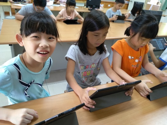 以平板電腦做喜閱網闖關，一方面增加資訊能力，也提高學生閱讀力