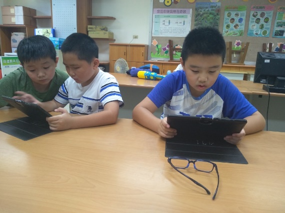 學生積極闖關中