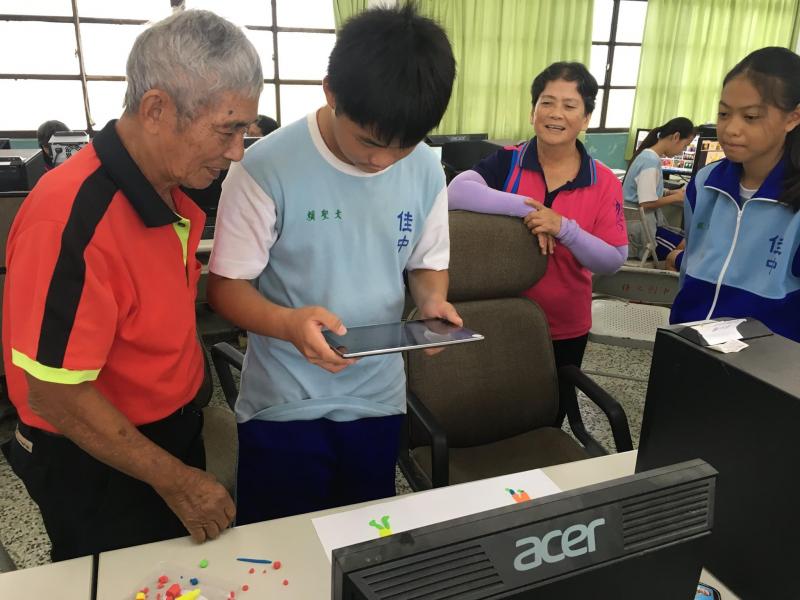 學生用平板電腦拍攝作品上傳