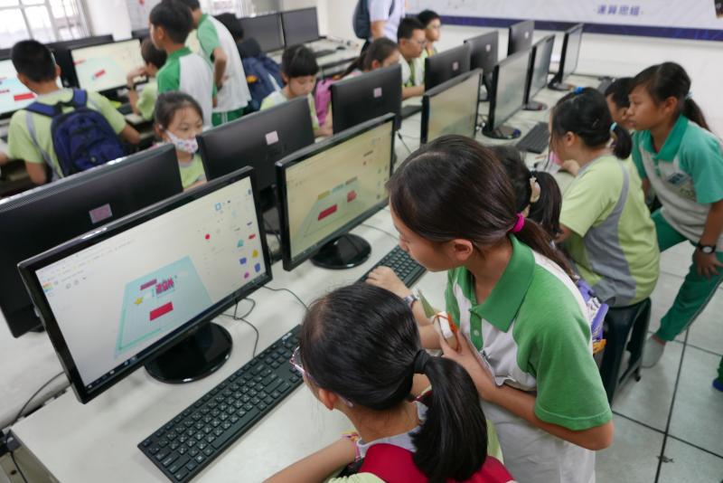 虎山國小學生指導台北市麗湖國小同學程式設計課程