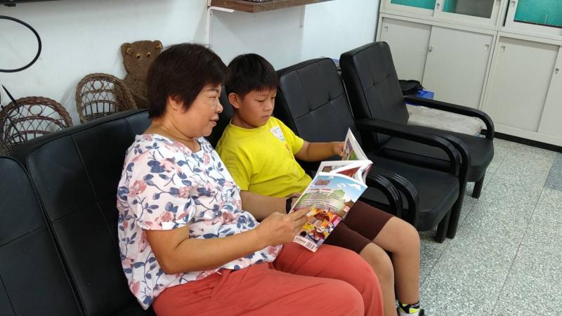 資訊站中，除了電腦、平板的使用，還有圖書可以閱讀