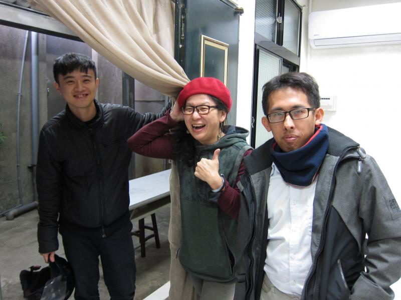 富洲里的里幹事造訪，直說好想回到小時候，好想在當時就能和同學們一起玩電腦……