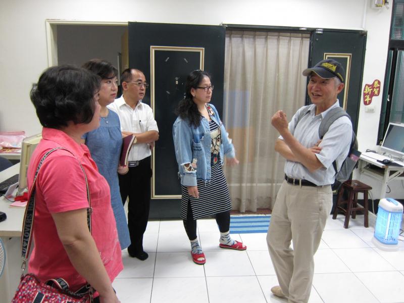 前交通部長賀陳旦先生來訪，對於社區站的感覺~只能向上比大拇指了！