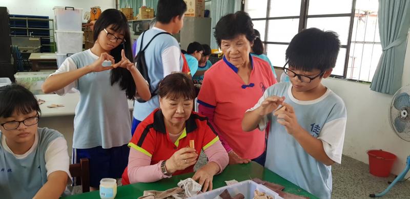 社區長輩和學生一同準備雷雕印章材料