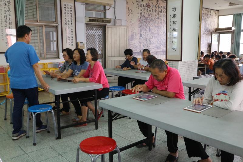講師與學員參與討論
