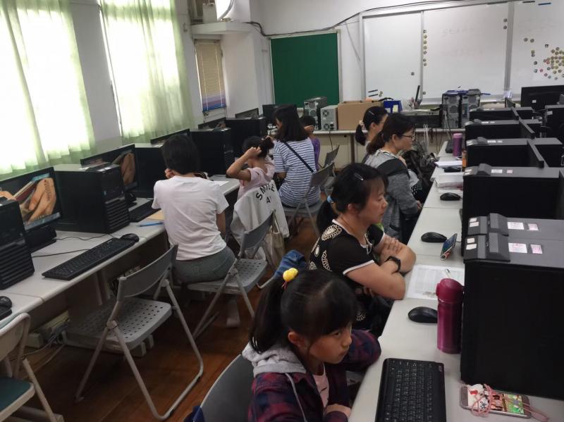 學員觀看影片畫面