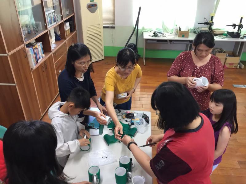 學員將圖案包裝在杯子上