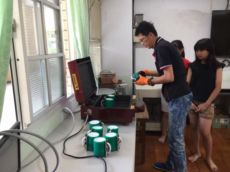 將作品放入機器進行轉印