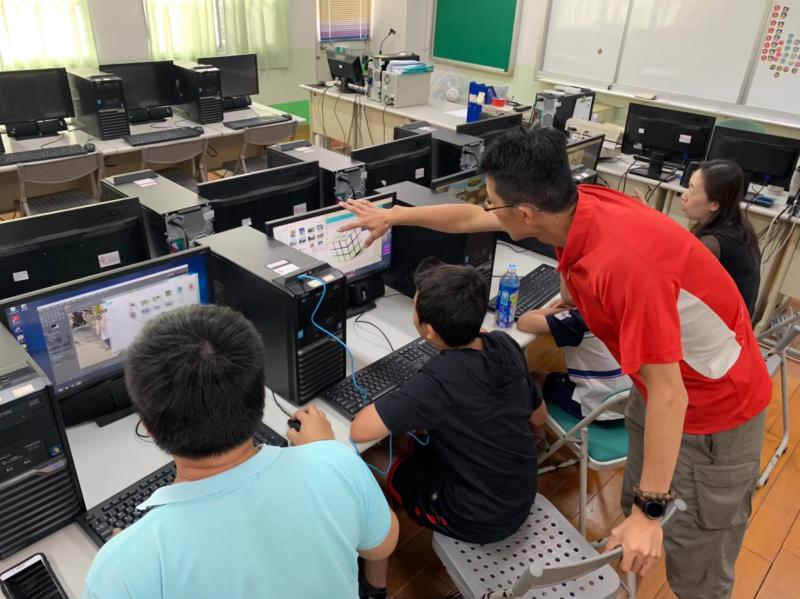 講師教導學員製作圖片