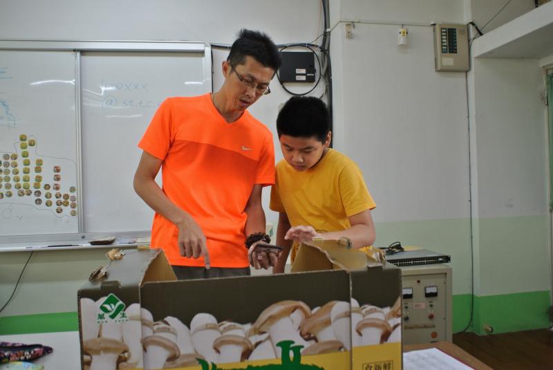 指導學員操作雷射彫刻機