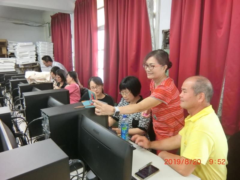 學員學習興致高昂。