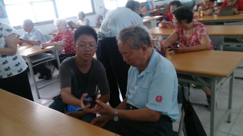 祖孫共學，代間傳情