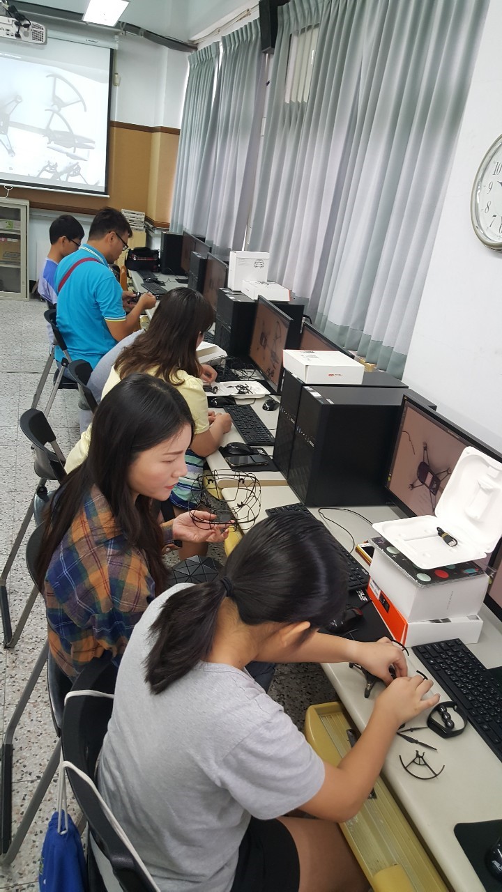 親子很認真一起研究無人機