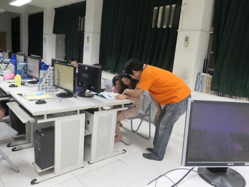 授課教師仔細指導學員不懂之處