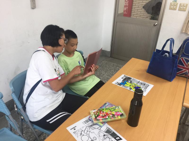 家長與孩子利用課後時間一起到社區資訊站體驗AR的樂趣