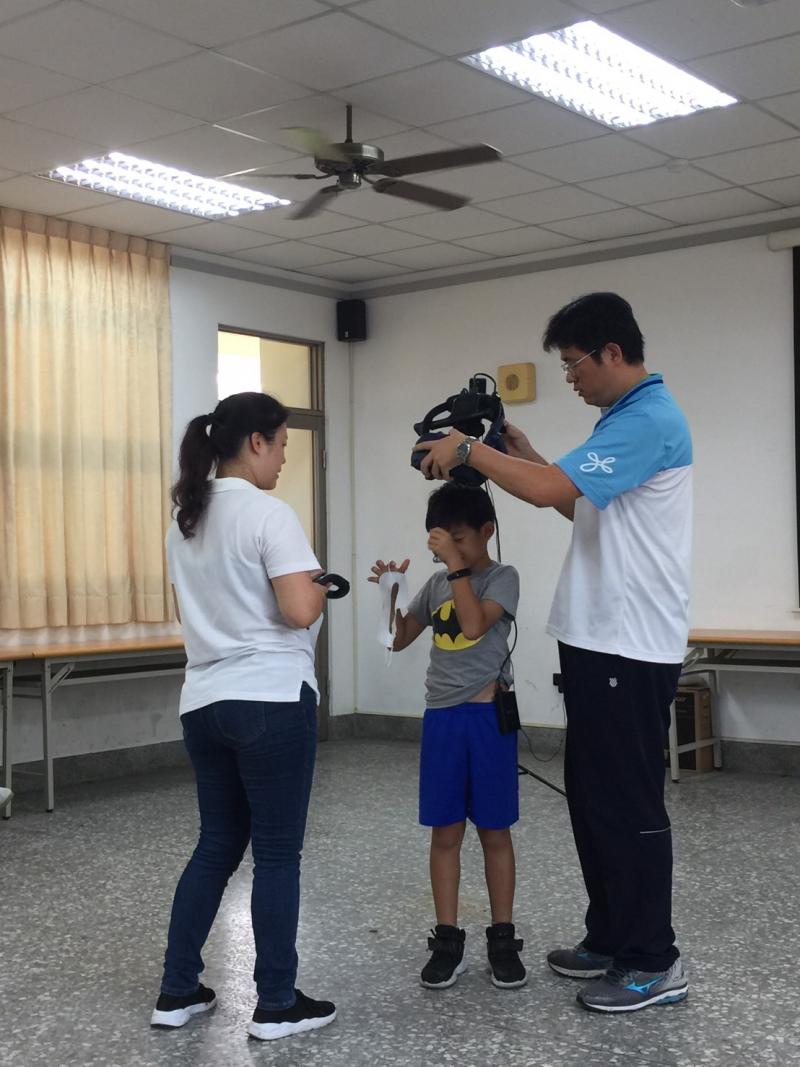 大人、小孩都愛玩，視覺的感官與情境的融入感覺真的大不相同。