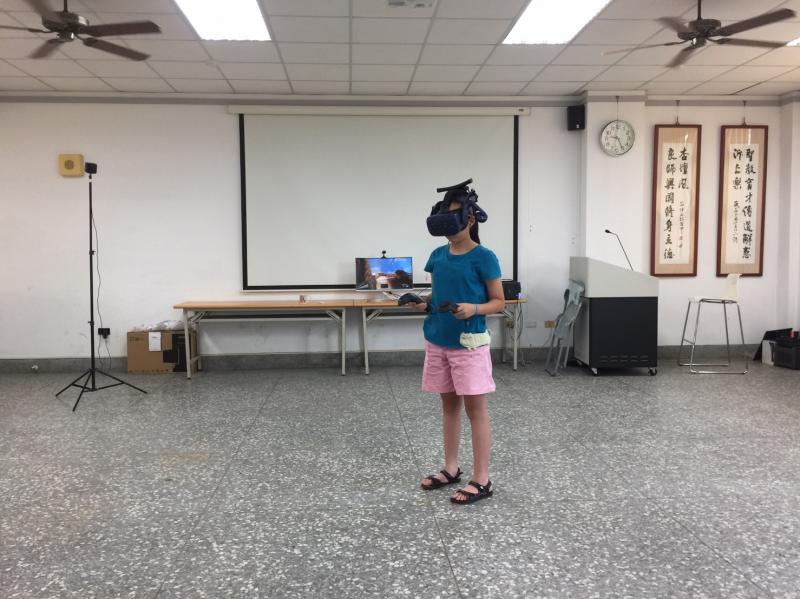 小朋友體驗攀虛擬攀岩，少了些緊張感，但多了些安全感，也多了一些探索的餘裕。