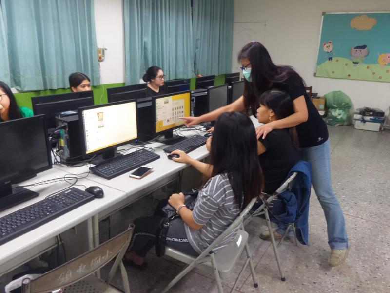 老師個別指導學生操作