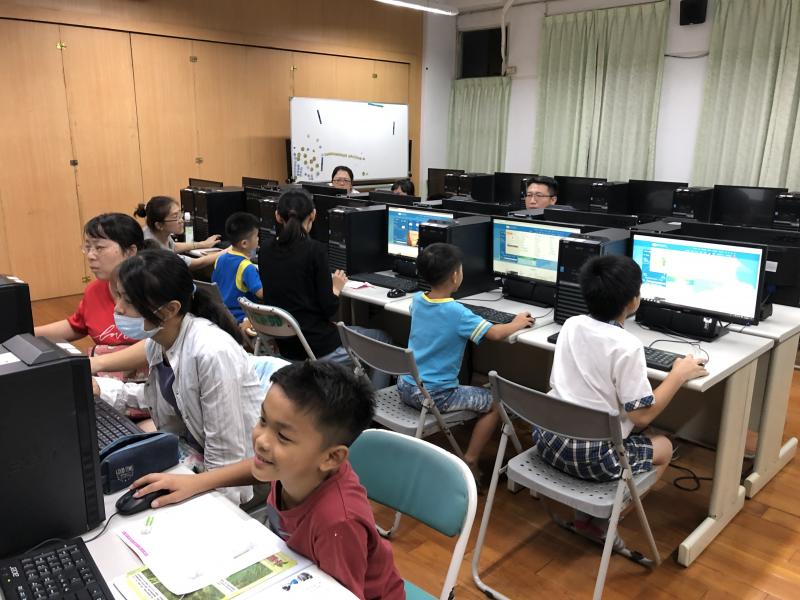 學員認真聽講與線上練習