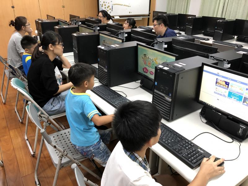 學員認真聽講與線上練習