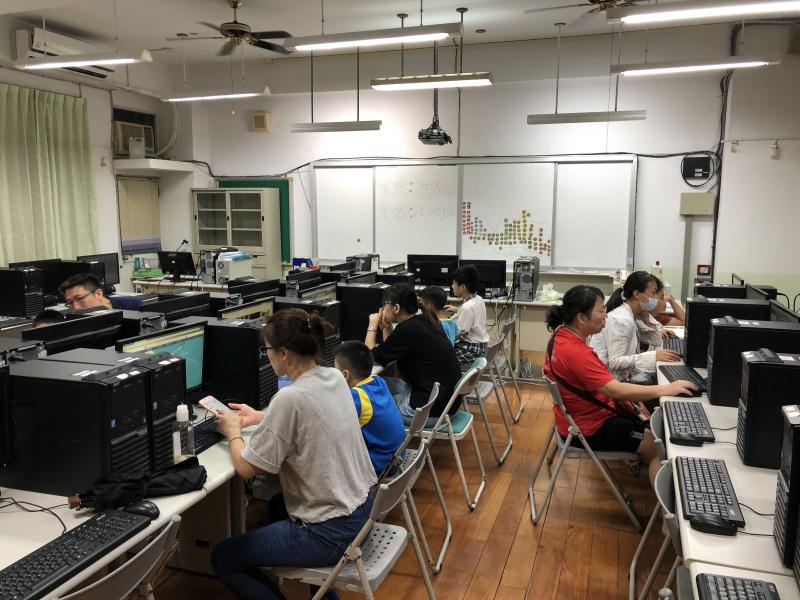 學員認真聽講與線上練習