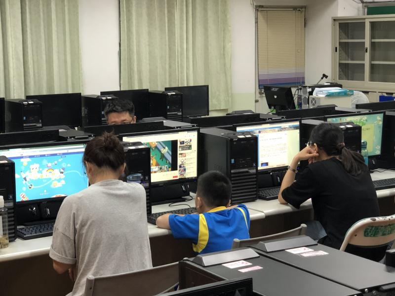 學員認真聽講與線上練習