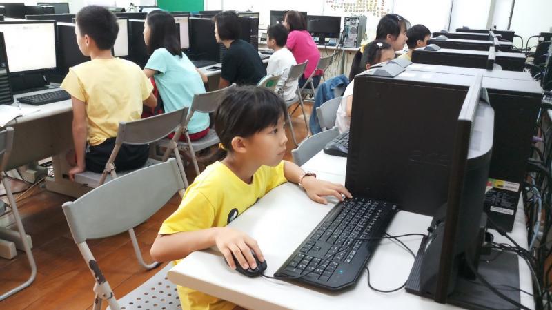 學員專注編修照片1