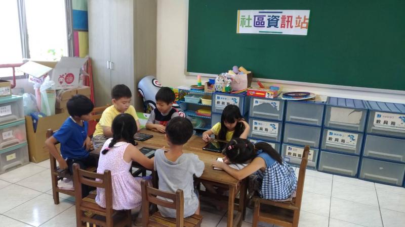 小朋友學習使用資訊站平板電腦