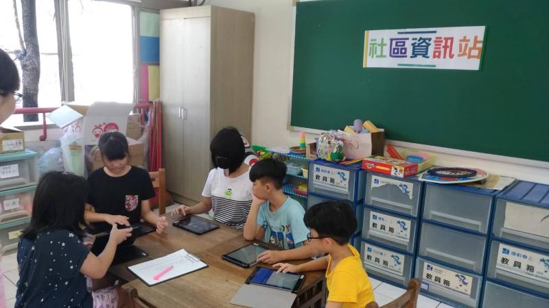 參觀日新國小資訊站，學習使用平板